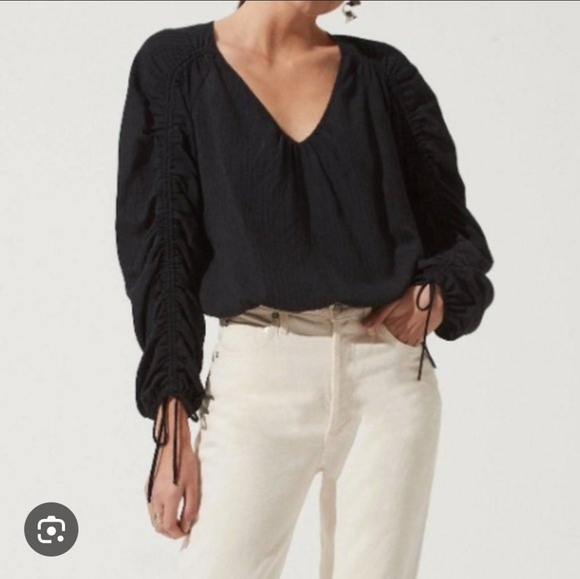 Astr Tops - NWT ASTR RUCHED LONG SLEEVE SHIRT SIZE XS